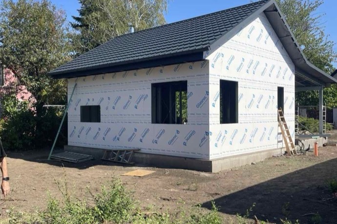 Épülő acélvázas lakóház, kész antracit tetővel
