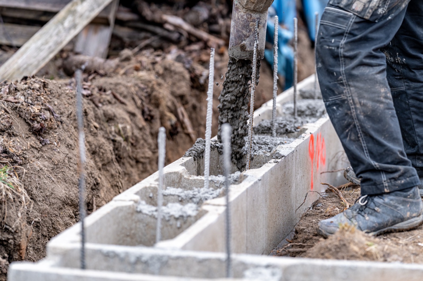 Sávalap zsalukőből, betonozás közben. A függőleges betonacélok kötik össze az alapot a felmenő szerkezettel.