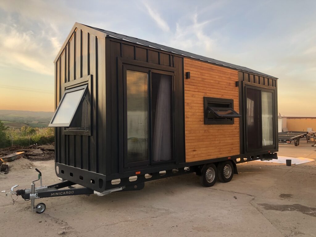 Tiny house utánfutón. A vonórúd és a futómű nem részletkérdés: ettől jármű a szemlélet szerint, és ez határozza meg a finanszírozását is.