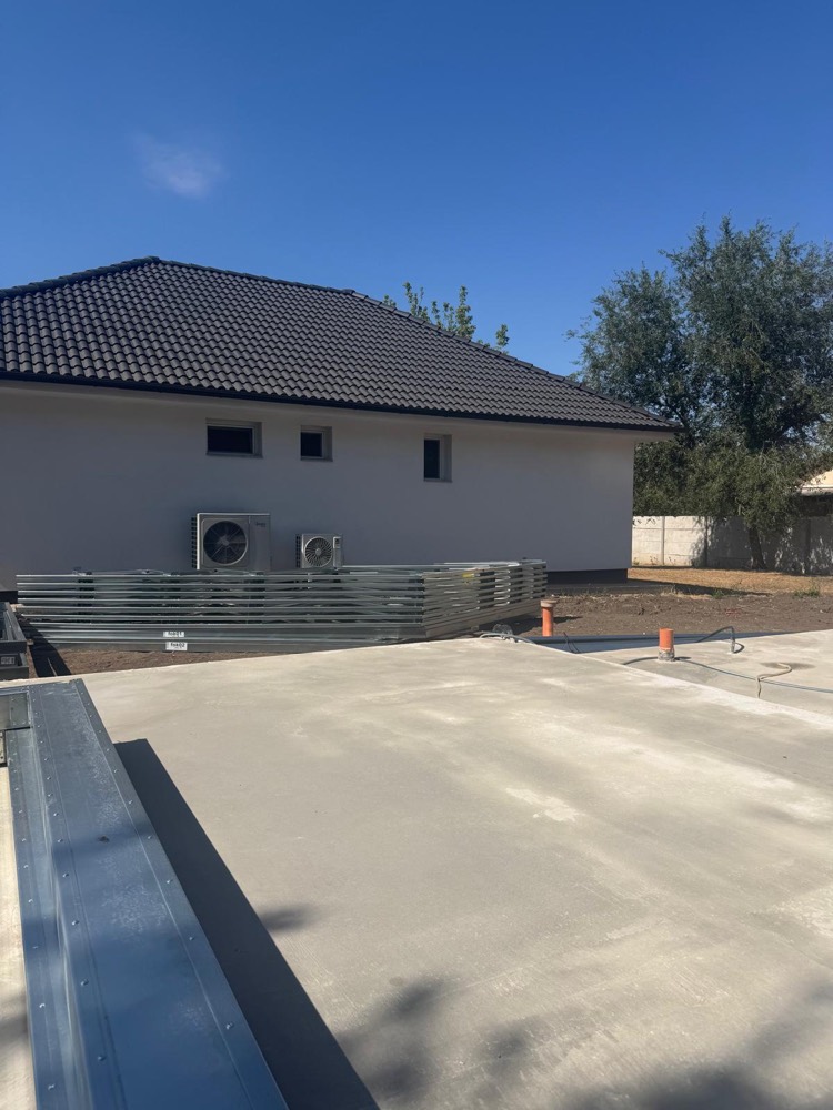 Velence — acél falvázak a betonlemezen