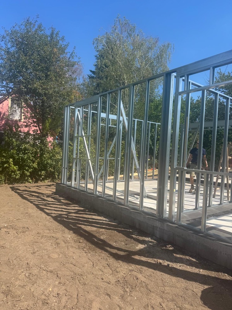 Velence — acél falvázak a betonlemezen