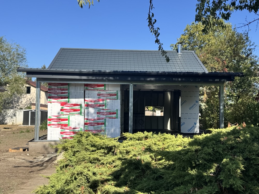 Velence — a szigetelőanyagok érkezése