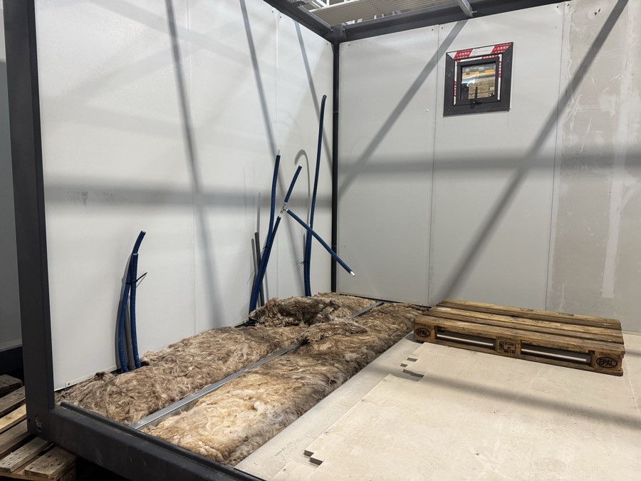 Gépészet és 15 cm szigetelés a padlóban — Celldömölk, 36 m² szaunaház