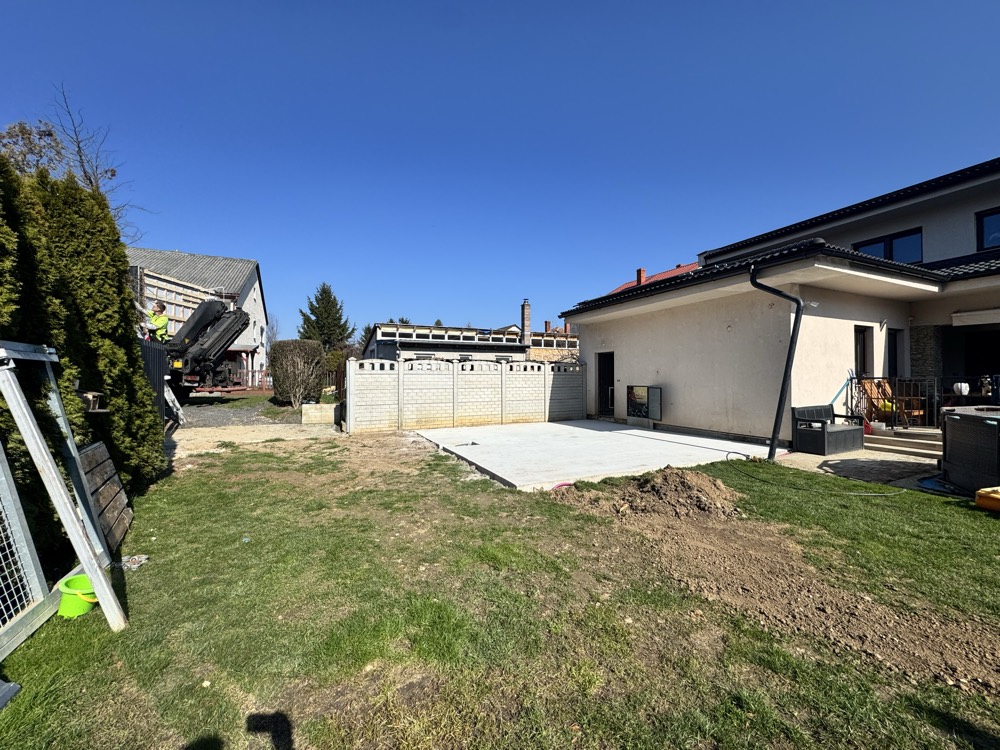 A helyszín: kész lemezalap, szűk bejáró — Celldömölk, 36 m² szaunaház
