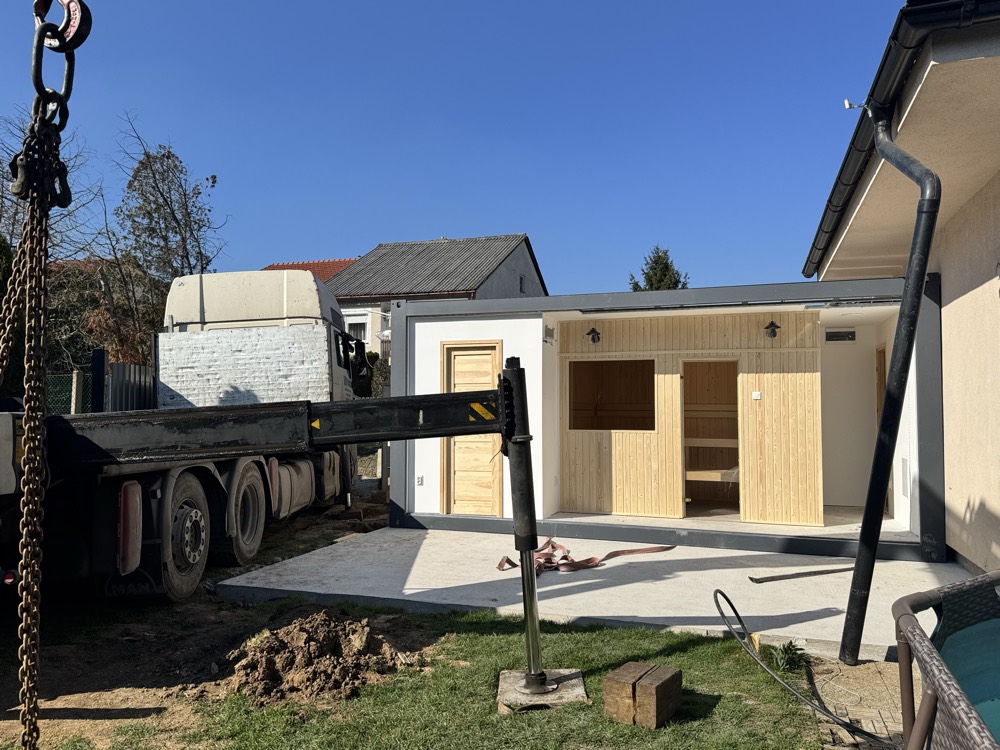 Beemelés — két emelés, centiméterekkel — Celldömölk, 36 m² szaunaház