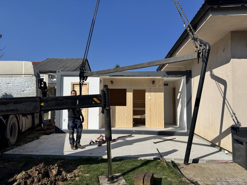 Beemelés — két emelés, centiméterekkel — Celldömölk, 36 m² szaunaház