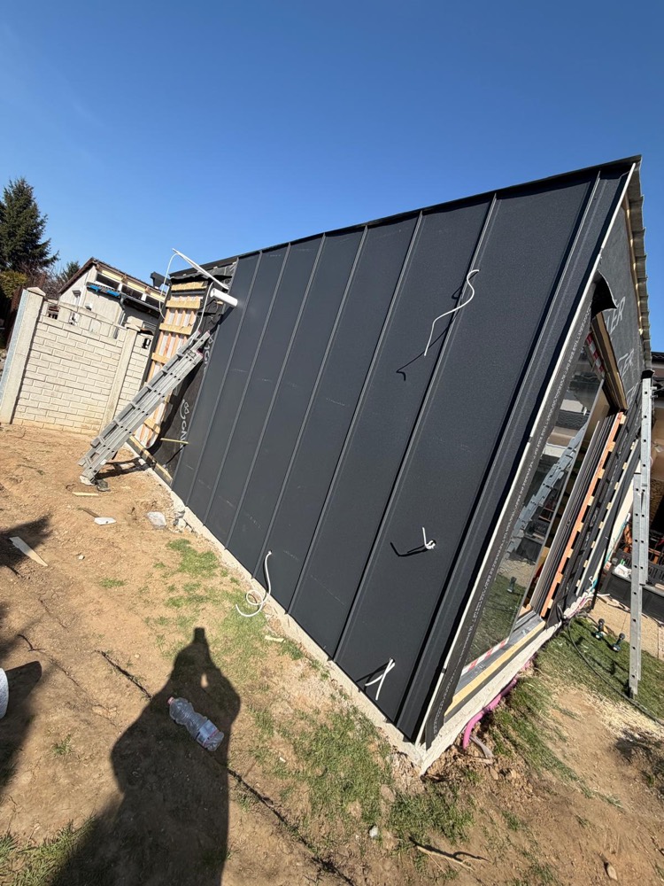 Homlokzat: lécváz és antracit lemezburkolat — Celldömölk, 36 m² szaunaház