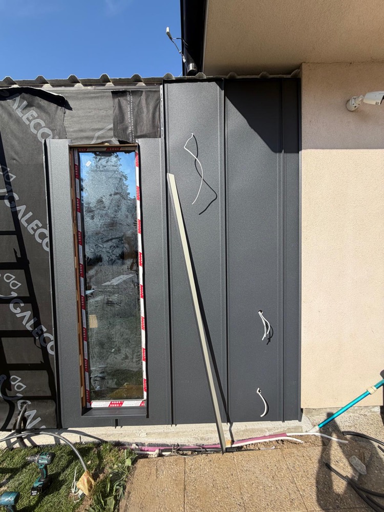 Homlokzat: lécváz és antracit lemezburkolat — Celldömölk, 36 m² szaunaház