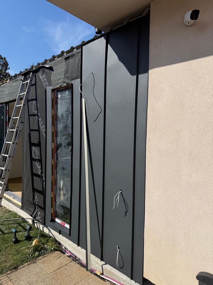 Homlokzat: lécváz és antracit lemezburkolat — Celldömölk, 36 m² szaunaház