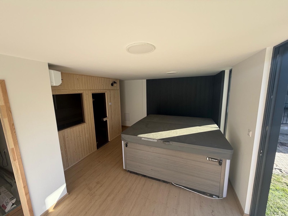 A kész belső: szauna és jakuzzi egy légtérben — Celldömölk, 36 m² szaunaház