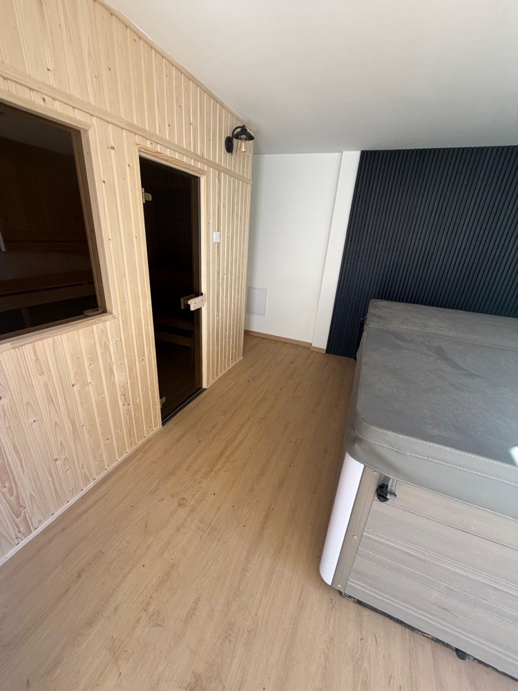 A kész belső: szauna és jakuzzi egy légtérben — Celldömölk, 36 m² szaunaház