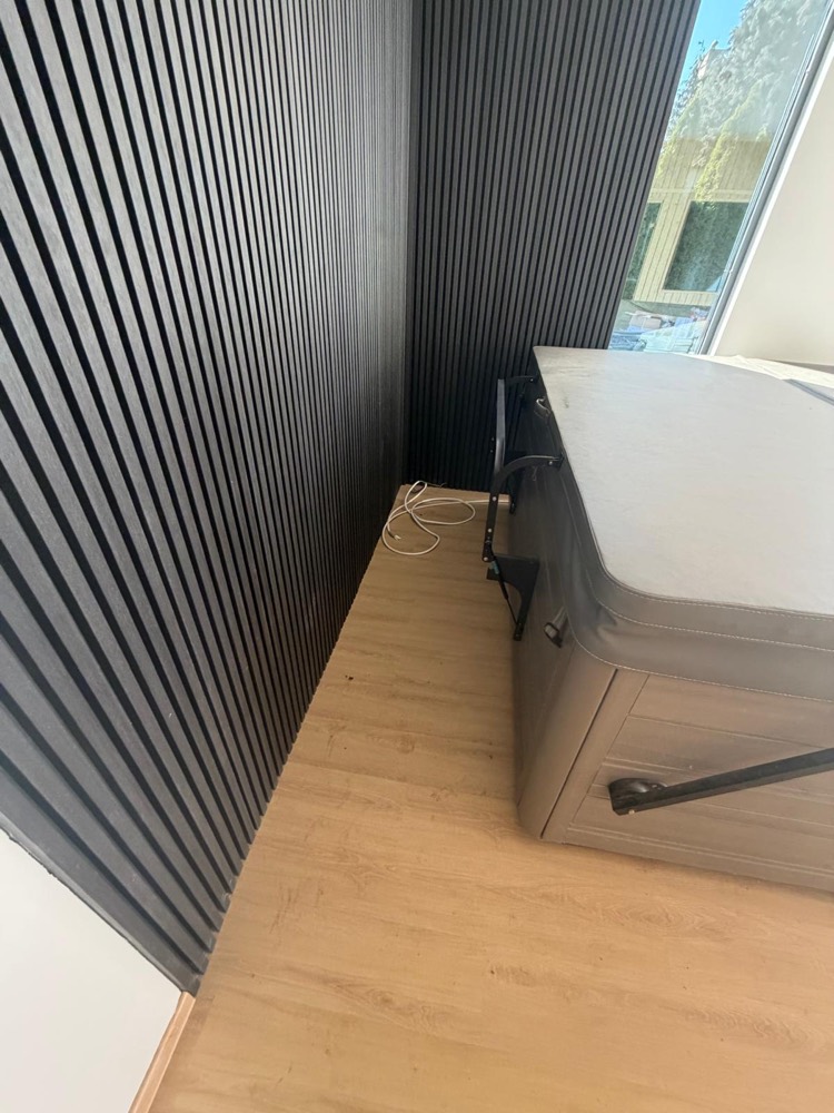 A kész belső: szauna és jakuzzi egy légtérben — Celldömölk, 36 m² szaunaház