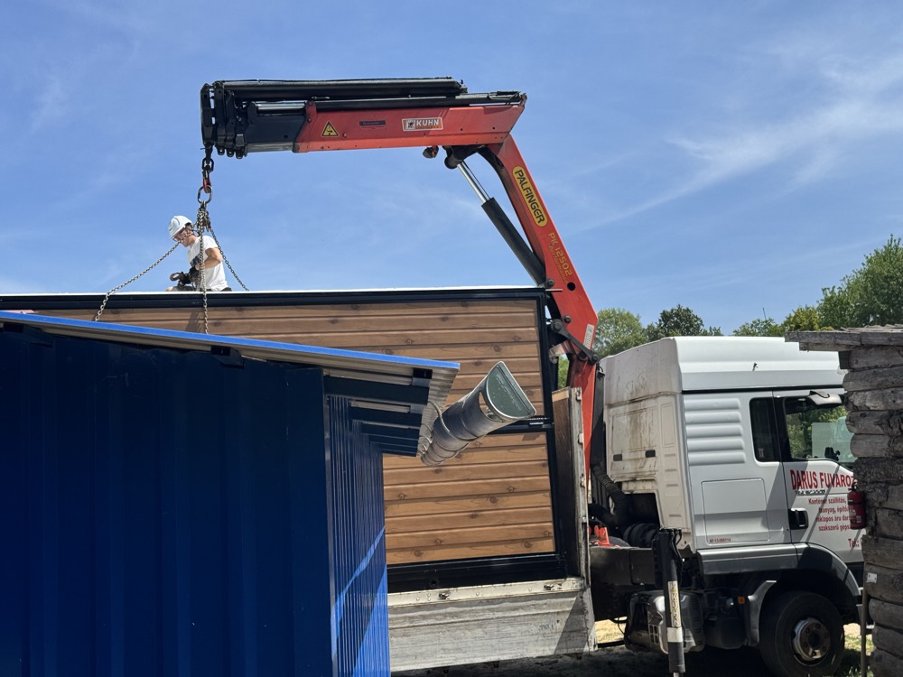 Beemelés két épület közé — lovardai öltöző